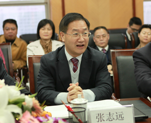 集团公司总经理张志远向调研组一行汇报工作